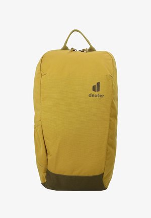 Sac à dos Deuter jaune et vert olive avec poignée supérieure, fermeture éclair et logo sur le panneau avant, posé sur un fond blanc.