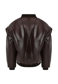 Bomber imbottito color bordeaux in finta pelle liscia, caratterizzato da cuciture rialzate, polsini a costine e colletto arrotondato.