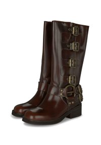 Un par de botas de cuero marrón oscuro brillantes hasta la mitad de la pantorrilla, con tacones bajos y cuatro tiras de hebillas metálicas en los laterales.