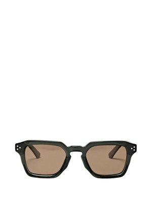 Lunettes de soleil rectangulaires noires avec des montures épaisses et des verres teintés marron, présentées sur un fond blanc.