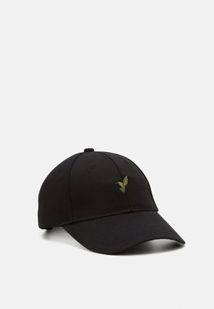 Zwarte baseballpet met gebogen klep met een klein geborduurd groen en geel kolibrivogeltje op het voorpaneel.