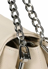 Beige leren handtas met een zilveren kettinghandgreep, voorzien van een ritssluiting en een binnenzak die zichtbaar is door de opening.