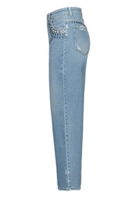 Jean taille haute bleu clair avec une finition légèrement déchirée, rehaussé de clous en argent sur la poche avant et la ceinture.