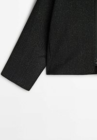 Svart kort jacka med strukturerad tyg och ett subtilt mönster, dragkedja och skräddarsydd ärmdesig.
