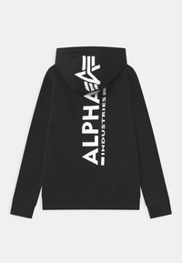 Felpa nera con cappuccio e grande logo verticale bianco "ALPHA INDUSTRIES" sul retro. Presenta un cappuccio con lacci e polsini a coste.