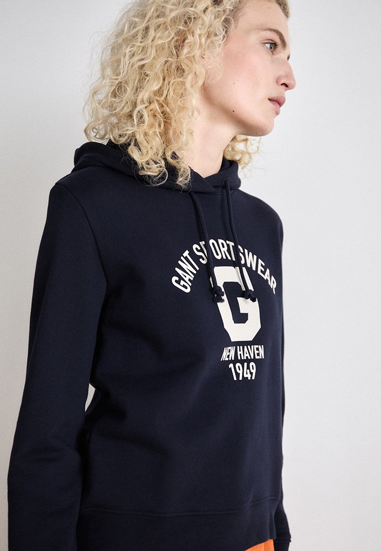 Dunkelblauer Kapuzenpullover aus Baumwollmischung mit Kordelzug, vorne bedruckt mit "GANT SPORTSWEAR NEW HAVEN 1949."