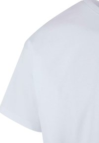 Hvid bomulds t-shirt med rund halsudskæring og korte ærmer, med en glat tekstur og et rent, enkelt design.