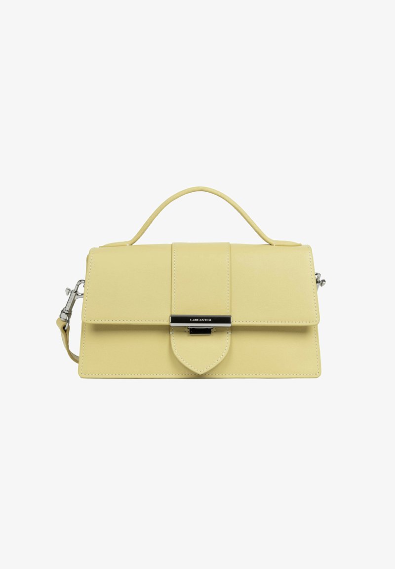 Sac à main rectangulaire en cuir jaune pâle avec poignée supérieure, rabat avant, fermoir argenté et bandoulière amovible sur fond blanc.