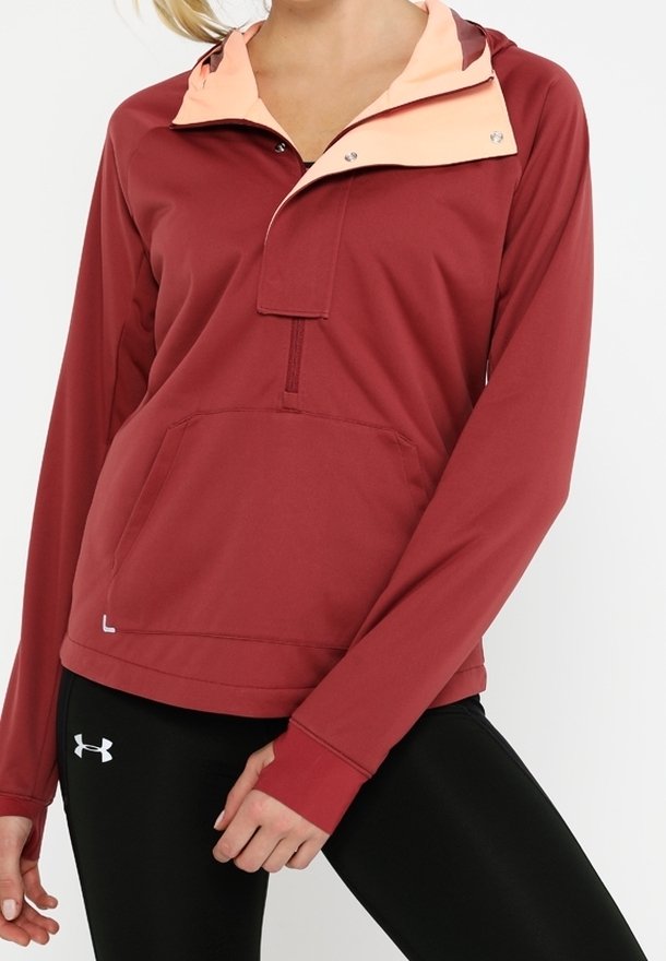 Giacca pullover rossa con cappuccio rosa chiaro, dotata di tasca frontale e chiusura con zip. Realizzata in tessuto morbido e progettata con maniche lunghe.
