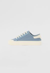 Unselected, blue