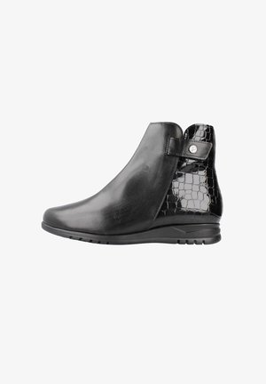 Botín negro de tobillo hecho de cuero suave con un acento de patrón de cocodrilo brillante, que presenta una punta redonda y un tacón bajo. Detalle de correa ajustable.