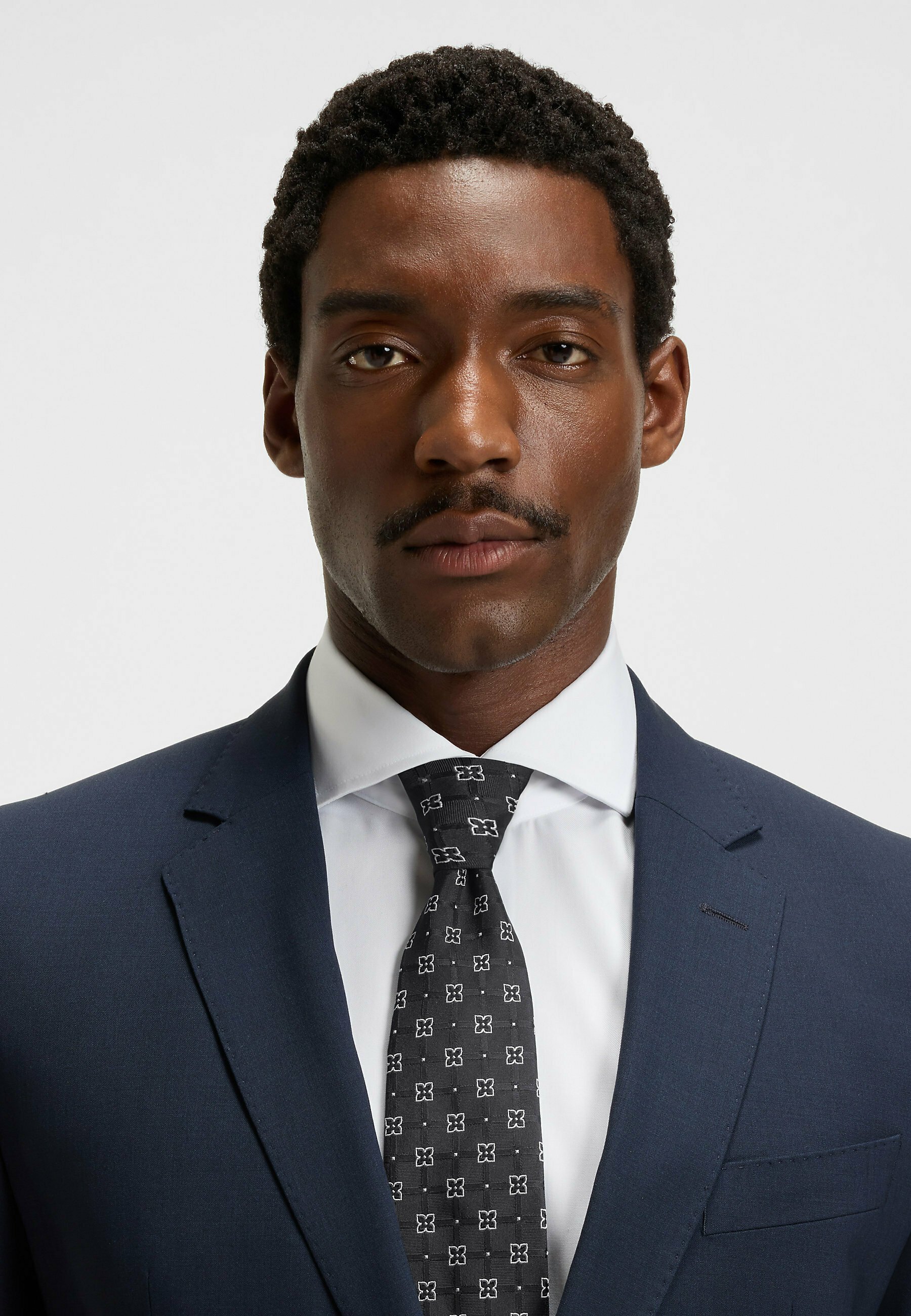 Bordeaux Abito Nero Abbinamento Cravatta Vestito Men's Blue Pinstripe  Stretch Wool Suit Boggi Milano, image size:1800x2600