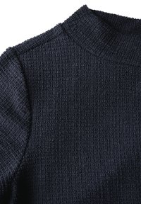 Dunkelblauer gestrickter Pullover aus strukturiertem Stoff, mit Stehkragen und gerippten Details am Ausschnitt und den Schultern.