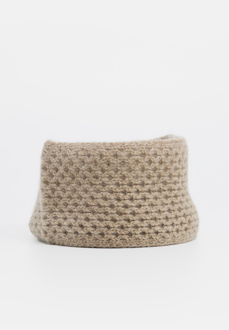 Strickmütze aus Wolle mit einer weichen, strukturierten beige Oberfläche, die eine runde Form und ein umgeschlagenes Design für zusätzliche Wärme aufweist.