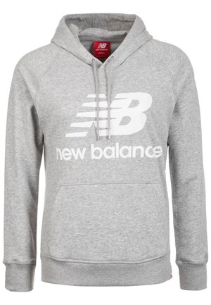 Sweat à capuche gris New Balance avec poche kangourou sur le devant, capuche réglable par cordon, logo blanc et texte sur la poitrine.