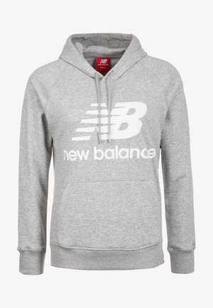 Szara bluza z kapturem New Balance z kieszenią kangurką z przodu, regulowanym sznurkiem kaptura oraz białym logo i napisem na piersi.