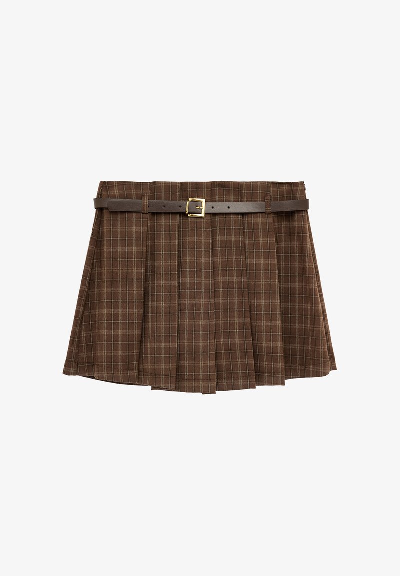 Brązowa plisowana mini spódniczka z cienkim beżowym wzorem w kratę oraz ciemnobrązowy pasek z złotą klamrą w talii.