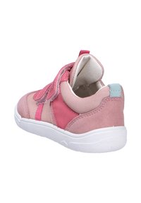 Sneaker rosa realizzato con una combinazione di suede e materiali tessili. Presenta una chiusura in velcro, pannelli testurizzati e una suola bianca.