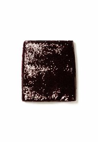 Burgundy színű flitteres négyzet, sima textúrával, amely különféle árnyalatokban tükrözi a fényt, kompakt és lapos kialakítással.