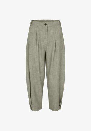 Pantalons culottes en lin gris clair avec une coupe décontractée, des plis avant et un petit détail de bouton au niveau de la cheville. Texture lisse.