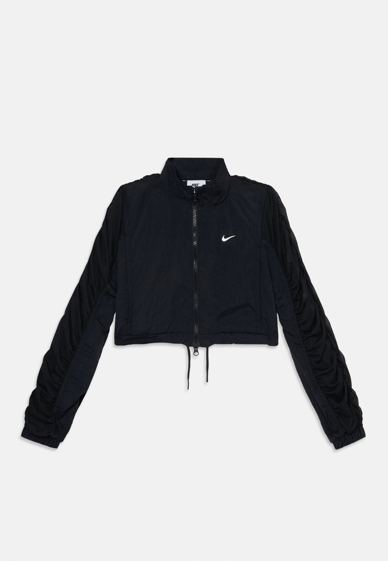 Casaco preto cropped com gola alta, fecho com zíper, mangas franzidas e um logótipo branco no peito. O material parece leve e texturizado.