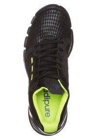 Czarny sportowy but z teksturowaną cholewką, fluorescencyjnie zielonym wnętrzem i kontrastującymi detalami. Posiada sznurowadła i amortyzowaną podeszwę.