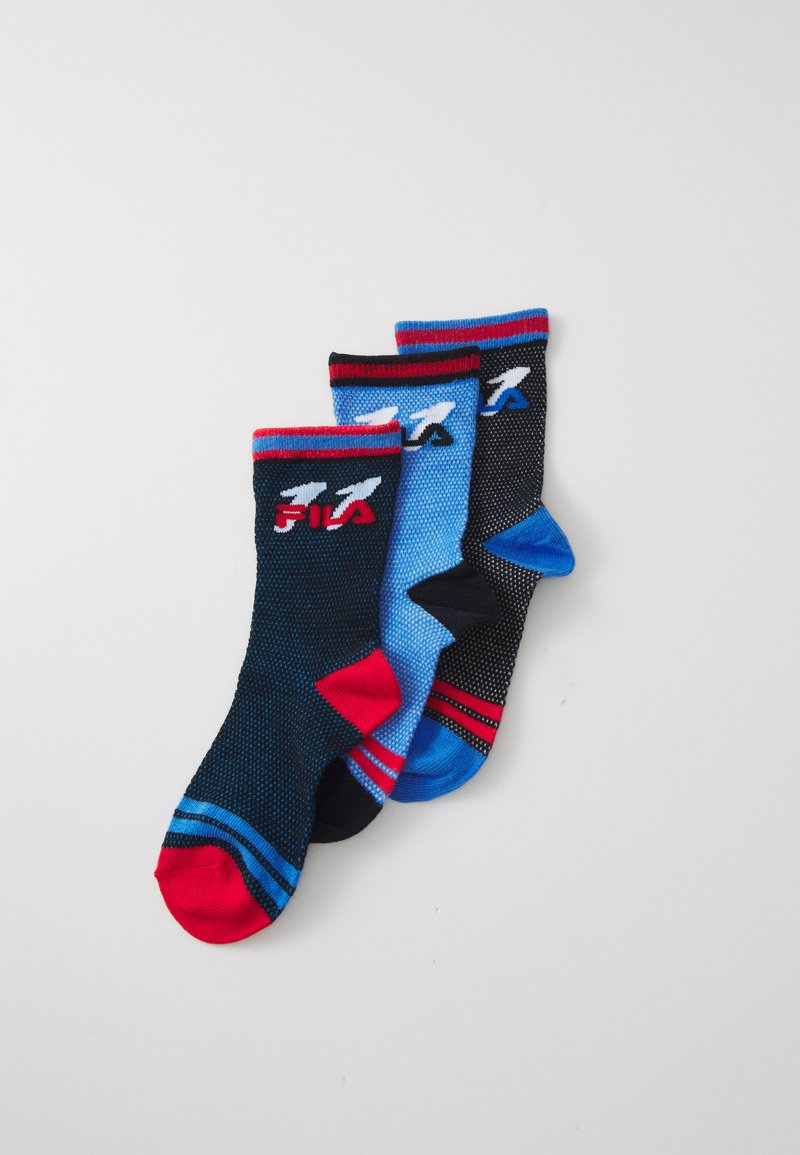Tři páry kotníkových ponožek značky FILA v černé, modré a černé s červenými a modrými akcenty, uspořádané do vějíře na bílém pozadí.