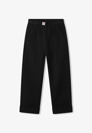 Pantalones negros de corte relajado, con dos bolsillos frontales, un dobladillo doblado y una etiqueta de marca en la cinturilla para un detalle adicional.