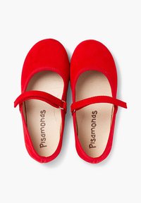 Pantofi Mary Jane din suede roșu, cu o curea peste glezna piciorului, vârf rotunjit și talpă interioară moale de culoare bej, cu logo-ul "Pisamonas".