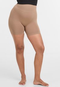 Bodysuit shapewear v světle hnědé barvě, s vysokým pasem, hladkým povrchem, délky k stehnům a bez švů pro pohodlí a podporu.