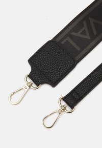 Černý kožený pásek s texturovaným povrchem, obsahující zpevněnou část a zlaté kovové spony pro upevnění. Zahrnuje horizontální detail loga.