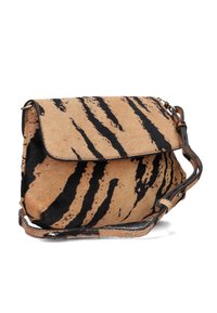 Borsa a tracolla con strisce leopardate in marrone e nero, realizzata in pelle texturizzata, dotata di chiusura a pattina e tracolla regolabile.