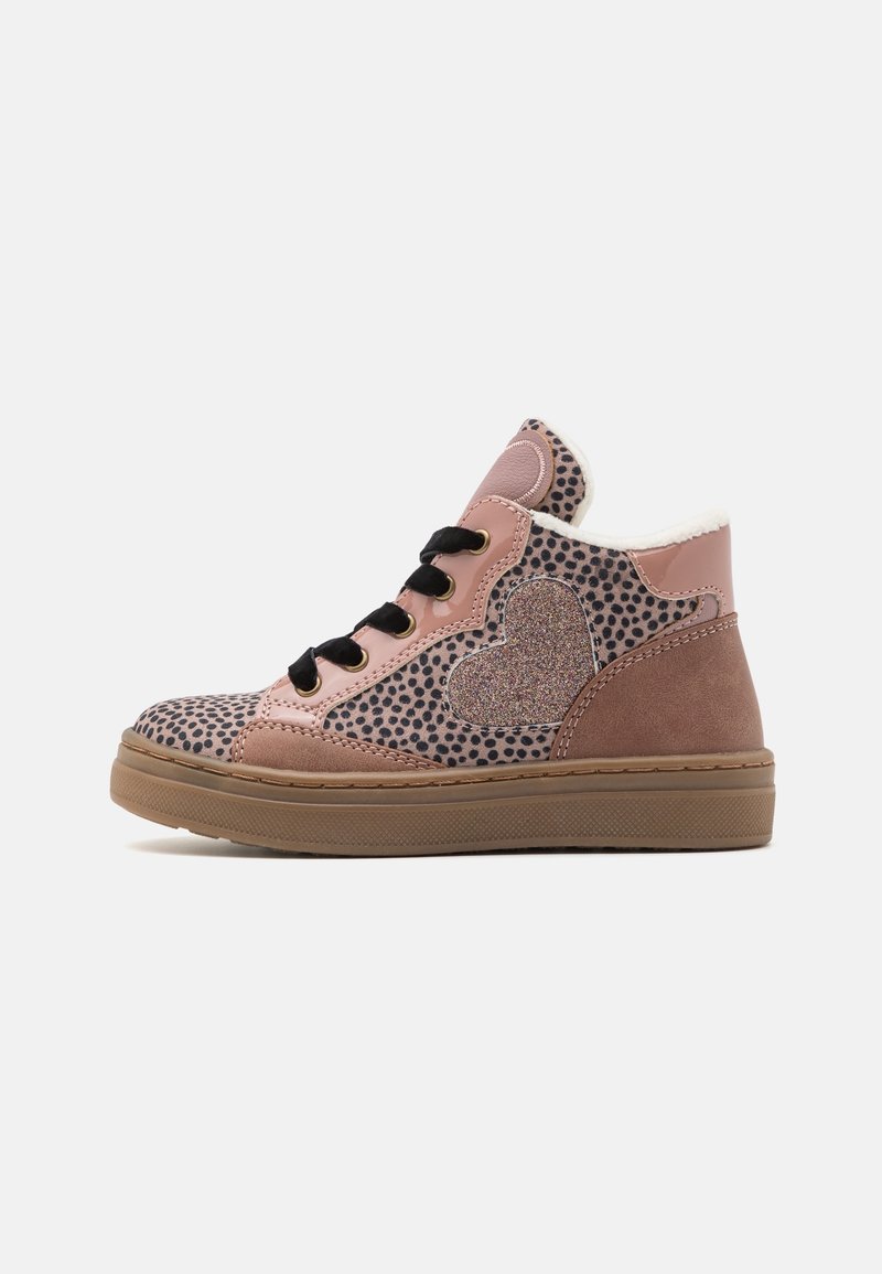 Baskets montantes pour enfants avec motif tacheté rose et marron, détail cœur pailleté, lacets noirs et semelle en caoutchouc beige.