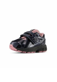 Chaussure de sport noire et marine avec des accents roses, dessus en maille, bout rond, deux bandes Velcro et semelle en caoutchouc texturé.