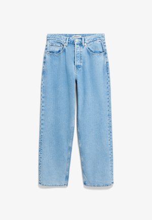 Vaqueros de mezclilla azul claro con un corte holgado, cintura alta, diseño de cinco bolsillos y un ligero deslavado a lo largo de las costuras de las piernas.