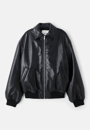 Černá kožená bomber jacket s předním zipem, velkým límcem, bočními kapsami a žebrovanými manžetami a lemem. Hladká, lesklá textura.