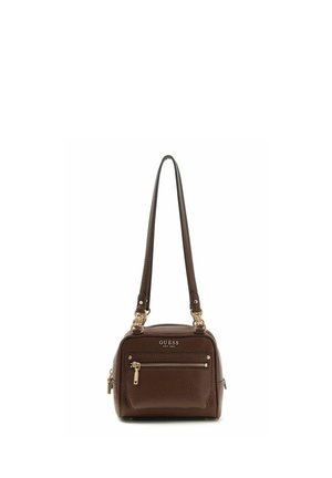 Sac à main Guess en cuir marron avec longues lanières, poche avant zippée et ferrures dorées, forme carrée compacte.