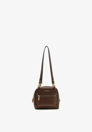 Sac à main Guess en cuir marron avec longues lanières, poche avant zippée et ferrures dorées, forme carrée compacte.