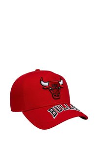 Rote Baseballmütze mit einem erhöhten, gestickten Bullenlogo auf der Vorderseite und "BULLS" in Weiß auf dem Schirm gestickt. Der Stoff ist glatt und strukturiert.