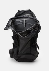 Černý batoh s otevřeným vrchem, který ukazuje prostorný vnitřek. Má nastavitelné popruhy, několik kapes a odolnou texturu látky.