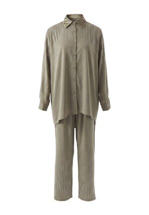 Locker sitzende olivgrüne Hemdbluse mit Knöpfen und passenden weiten Hosen mit vertikalen punkteartigen Mustern.