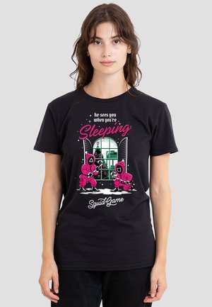 SQUID GAME HE SEES YOU WHEN YOURE SLEEPING CHRISTMAS - Print T-shirt - black
