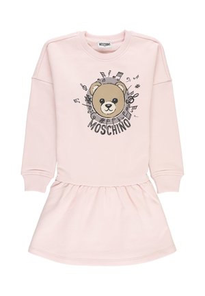 Abito a maniche lunghe rosa chiaro con orlo arricciato, caratterizzato da una faccia di orsacchiotto e note musicali sopra il nome del marchio "Moschino" sul petto.