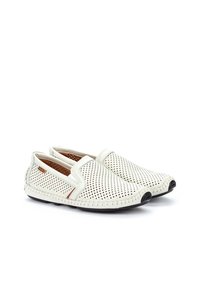 Hvide slip-on sko lavet af perforeret læder, med en vævet kant og sorte gummisåler. Enkel design med elastiske sider for komfort.