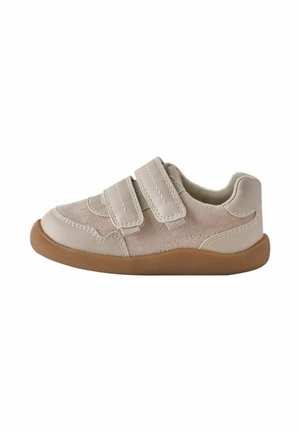 Børne beige sneaker med to velcrobånd og en brun tekstureret sål, vist fra siden på en hvid baggrund.