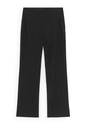 Pantalon noir à coupe droite, avec un devant plat et sans fermetures visibles, présenté sur fond blanc.