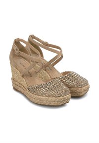 Sandali con zeppa in suede beige, con cinghie incrociate alla caviglia e punte decorate con strass. Piattaforma in iuta intrecciata con dettagli testurizzati.