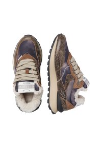 Sneakers marroni e neri con lacci beige, pannelli testurizzati e foderatura in panno bianco, mostrati da vista dall'alto e laterale su uno sfondo bianco.