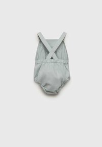 Svetlozelen romper z križnimi naramnicami, elastičnim pasom in gubanjem na dnu. Narejen iz mehke tkanine z gladko teksturo.