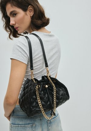 Stradivarius, QUILTED GATHERED SHOULDER BAG - Sac à main - black